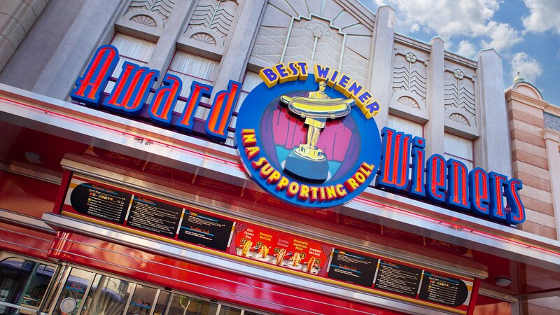 El letrero y menú de Award Wieners, Best Wieners in a Supporting Role del restaurante de hot dogs de Disneyland Resort