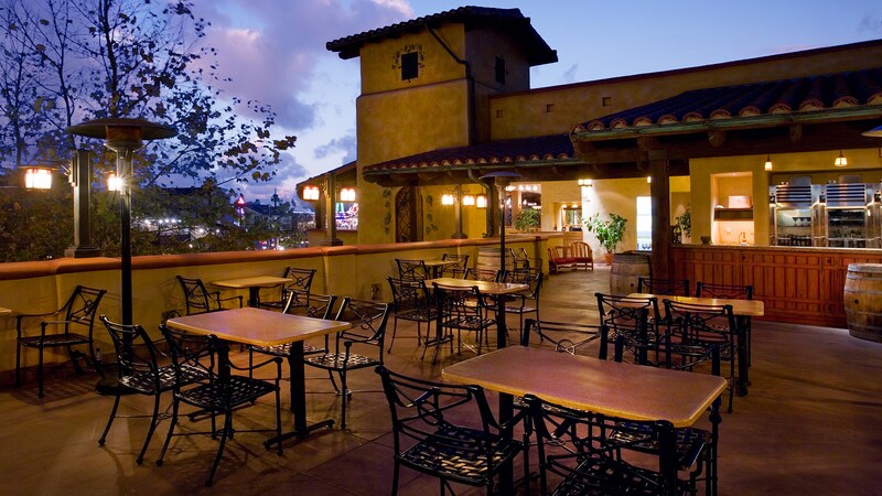 Patio en Mendocino Terrace en Golden Vine Winery, un restaurante de Disneyland Resort.