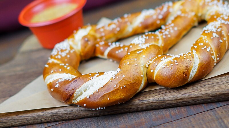 Una pila de 6 pretzels bávaros recién horneados ligeramente espolvoreados con sal