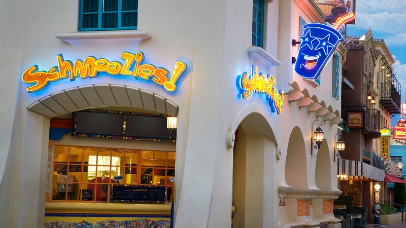 El letrero de entrada al mostrador de batidos Schmoozies! en Disney California Adventure Park