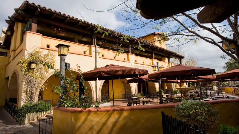 La arquitectura con inspiración italiana de Wine County Trattoria, un restaurante de Disney California Adventure