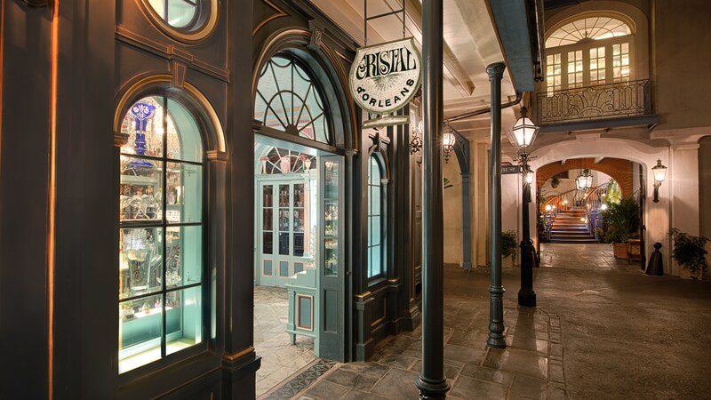 La cristalería fina brilla en la noche y delinea las muestras en las ventanas, en Cristal d'Orleans