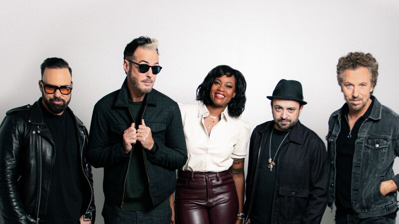 Os 5 integrantes do grupo Fitz and The Tantrums