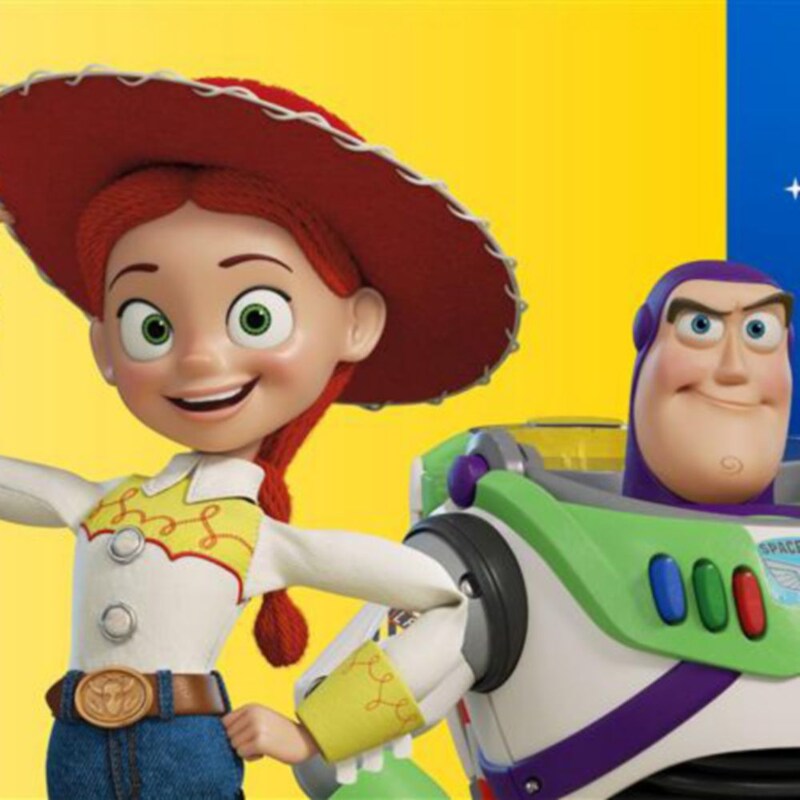 Jessie y Buzz Lightyear de pie uno al lado del otro cerca del logotipo de Cool Kids’ Summer en Walt Disney World Resort