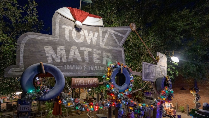 The entrance of Mater’s Junkyard Jamboree decorated for Christmas