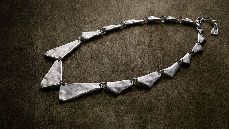 A silver plated choker necklace composed of irregular triangles by Uno de 50