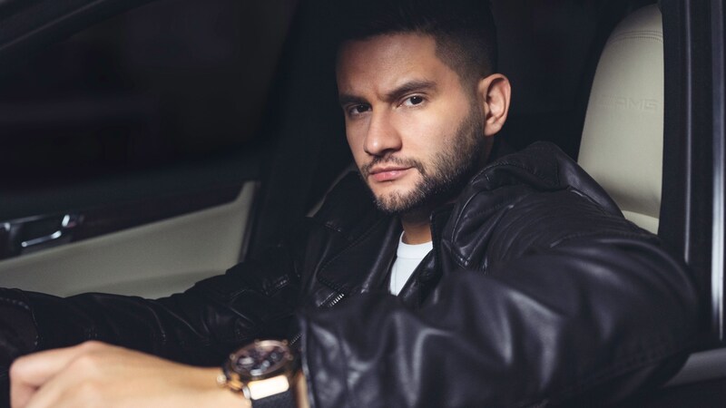 Drey-C sentado en un auto