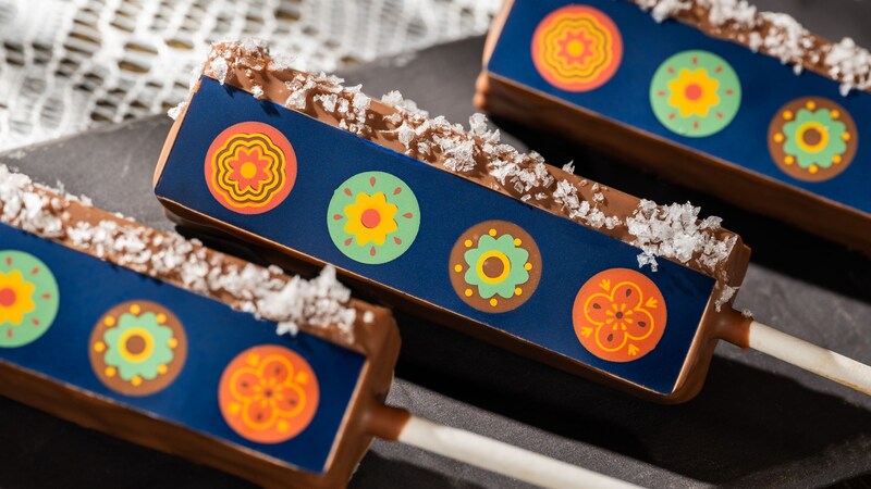 Tres paletas de dulce de leche con motivos inspirados en los diseños tradicionales del Día de Muertos 
