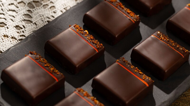 Una fila de cuadritos de mango, chile y limón verde con ganache en The Ganachery en Disney Springs  