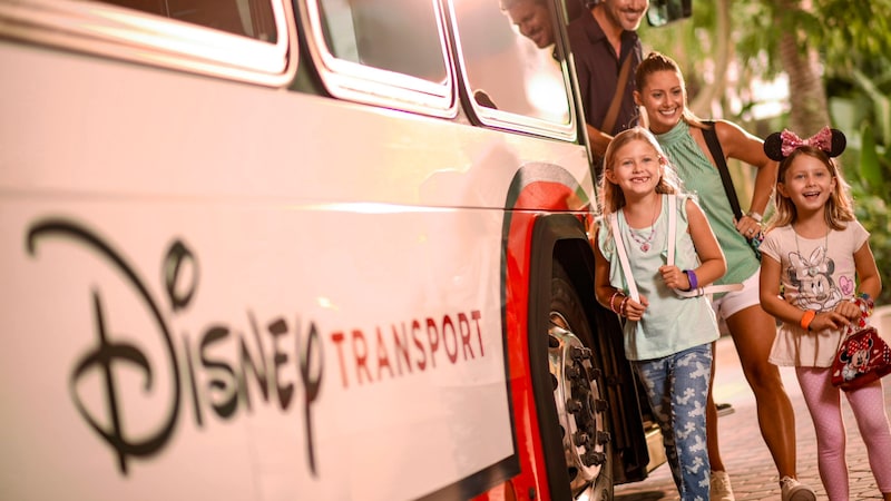 Eine Familie nutzt Disney Transport