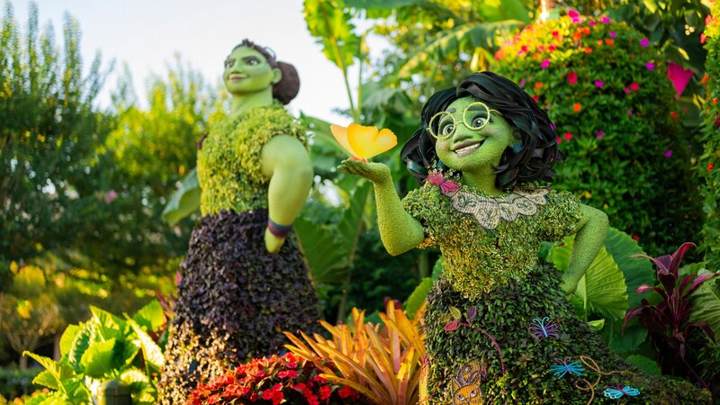 Arbustos artísticos que se asemejan a Luisa y Mirabel Madrigal en Epcot International Flower & Garden Festival
