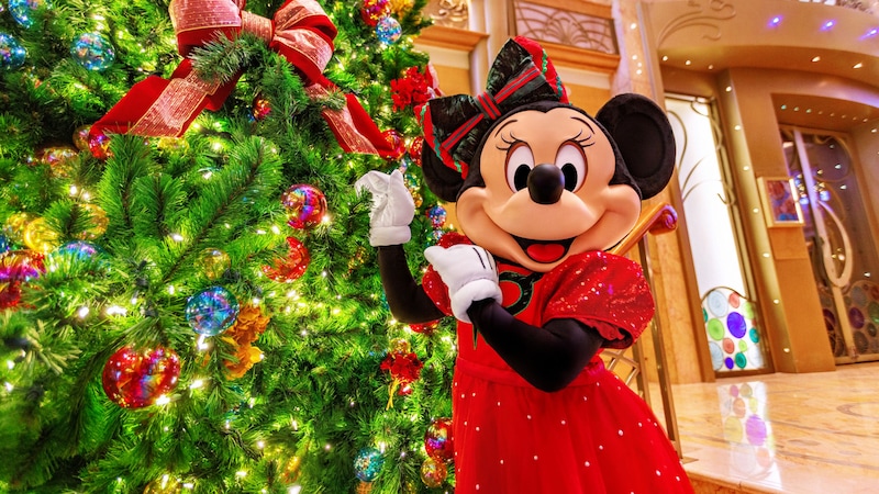 The Disney Wonder atrium decorated for Christmas with garlands, lights and a Christmas tree The Disney Wonder atrium decorated for Christmas with garlands, lights and a Christmas tree