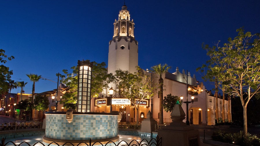 La entrada y el campanario de Carthay Circle Restaurant en Disney California Adventure Park