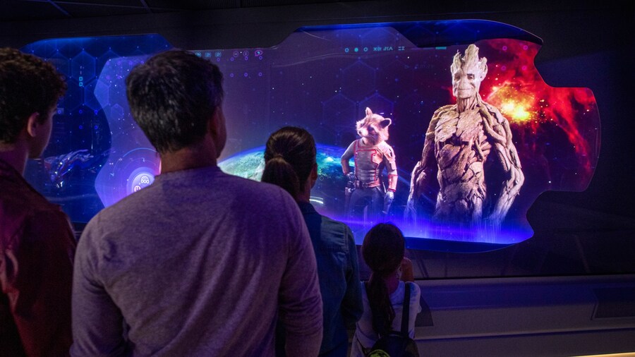 Les visiteurs reçoivent un résumé de mission de Rocket and Groot pendant Guardians of the Galaxy Cosmic Rewind à Epcot