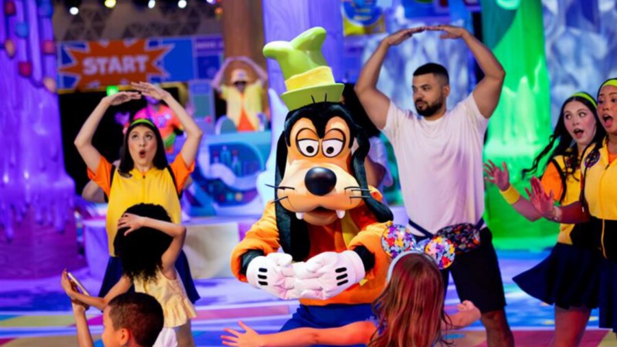 Goofy bailando con los Huéspedes durante GoofyCore en CommuniCore de Epcot
