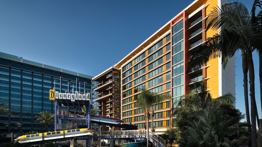 Una torre de The Villas at Disneyland Hotel