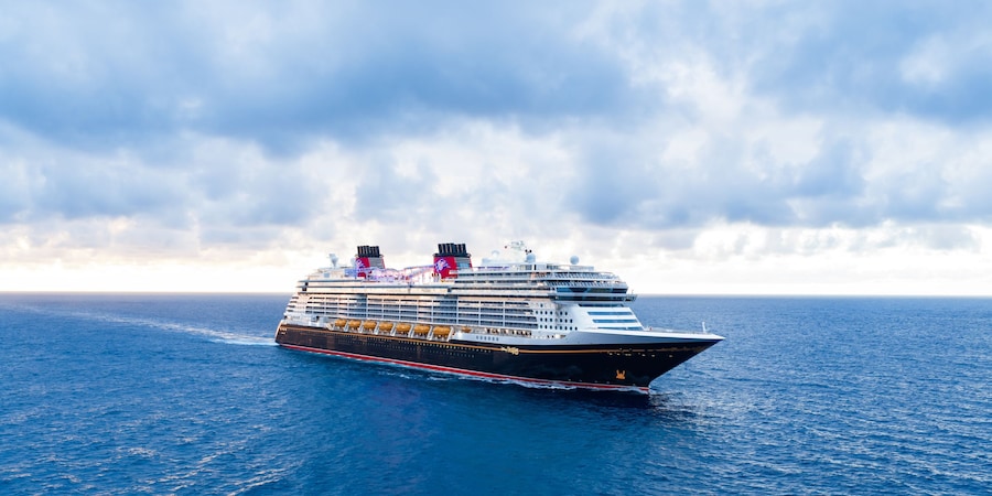 El crucero Disney Destiny navegando en el océano abierto