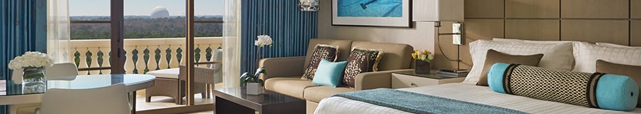 Una habitación de hotel con 1 cama King Size, muebles abstractos modernos y un gran balcón con barandilla al estilo neoclásico