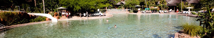 Samawati Springs, piscina con entrada de profundidad cero con un tobogán de 128 pies de alto
