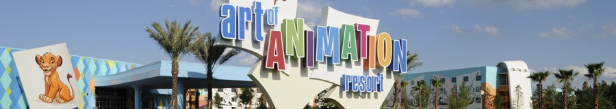 Letrero colorido a la entrada de Disney's Art of Animation Resort y junto a él una pintura gigante del joven Simba