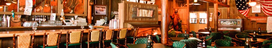 Crockett's Tavern com um bar de serviço completo e área de refeições