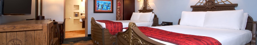 Quarto decorado com tema de piratas e camas em forma de navios no Disney's Caribbean Beach Resort