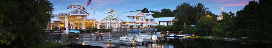 Botes atracados en Disney's Old Key West Resort por la noche