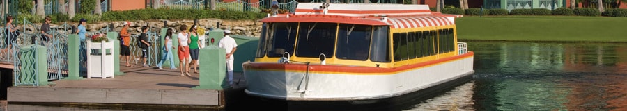 Huéspedes subiendo al ferry amarrado al muelle en el Walt Disney World Swan Hotel