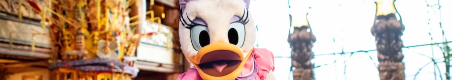 Daisy Duck waving at Animal Kingdom Lodge