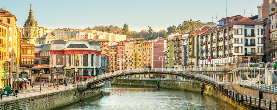 Puente sobre un río que atraviesa una ciudad