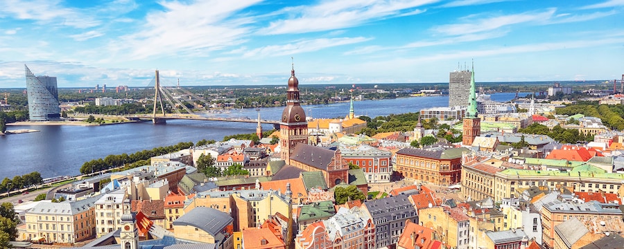 Una vista de Riga, Letonia y el río Daugava Una vista de Riga, Letonia y el río Daugava