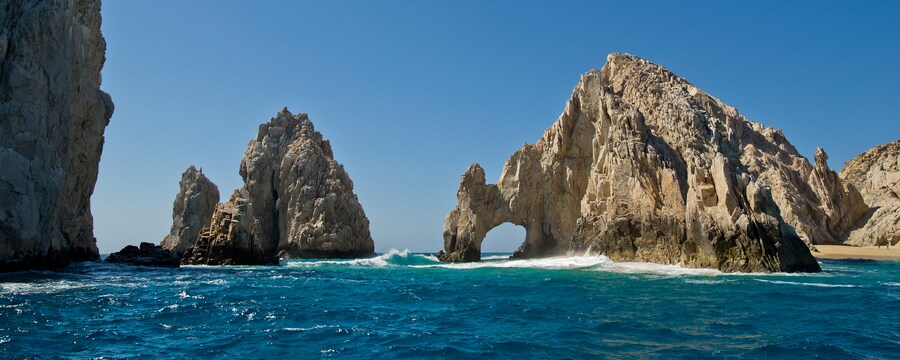 Las rocas irregulares en el océano forman pequeñas islas