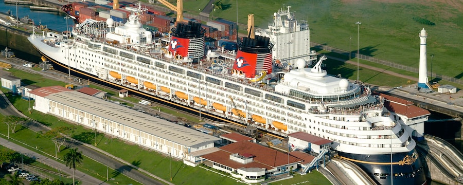 Un crucero de Disney atraviesa el canal de Panamá Un crucero de Disney atraviesa el canal de Panamá