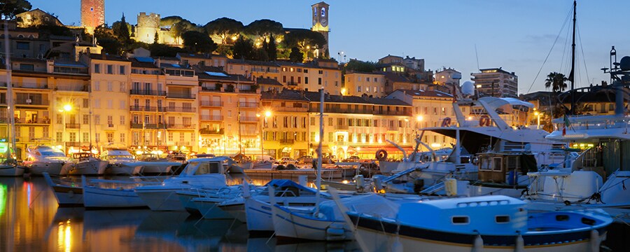 Botes a lo largo de la costa de Cannes, Francia