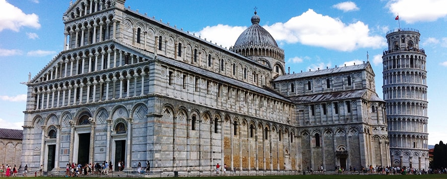 Vista exterior de la catedral y la torre inclinada de Pisa Vista exterior de la catedral y la torre inclinada de Pisa