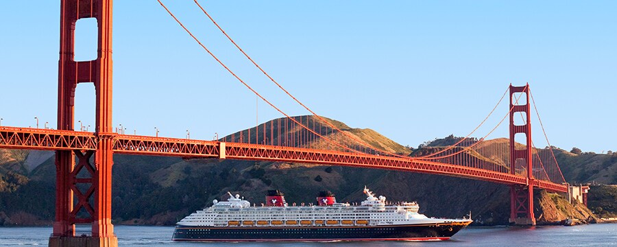 Un crucero de Disney Cruise Line pasa debajo del Puente Golden Gate