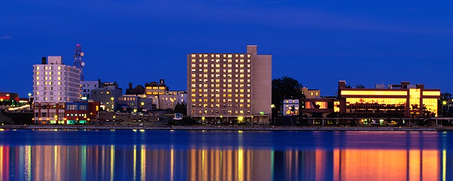 Hoteles a lo largo de la costa de Sydney, Canadá, por la noche Hoteles a lo largo de la costa de Sydney, Canadá, por la noche