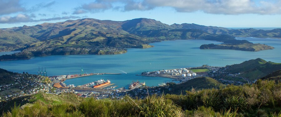 Vista do porto de Lyttelton em Christchurch, na Nova Zelândia