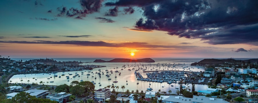 Una gran variedad de barcos de recreación atracados en un puerto al atardecer Una gran variedad de barcos de recreación atracados en un puerto al atardecer