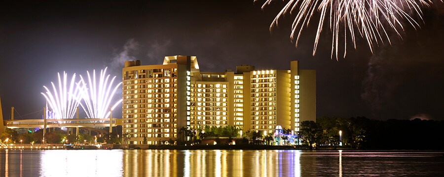 Fogos de artifício sobre o edifício de vários andares Bay Lake Tower no Disney's Contemporary Resort