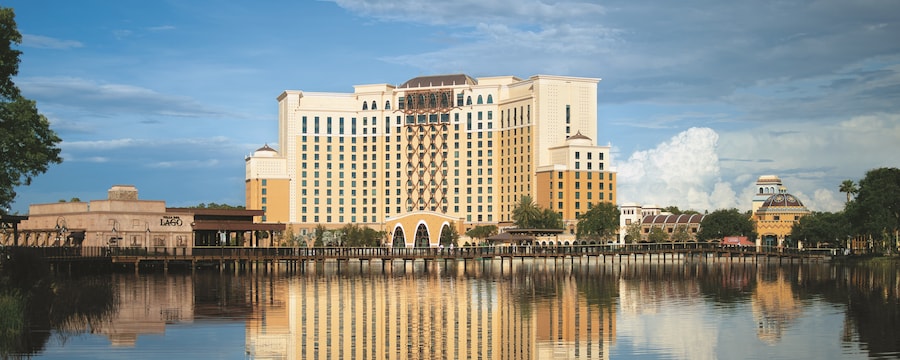 O edifício de vários andares do Disney's Coronado Springs Resort hotel, situado às margens do Lago Dorago