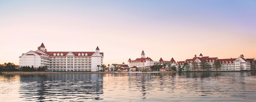 O Disney's Grand Floridian Resort & Spa visto da Seven Seas Lagoon