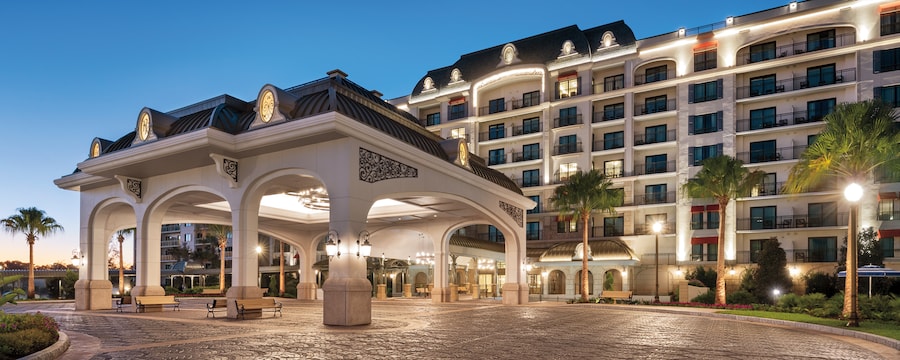 A fachada iluminada do Disney’s Riviera Resort