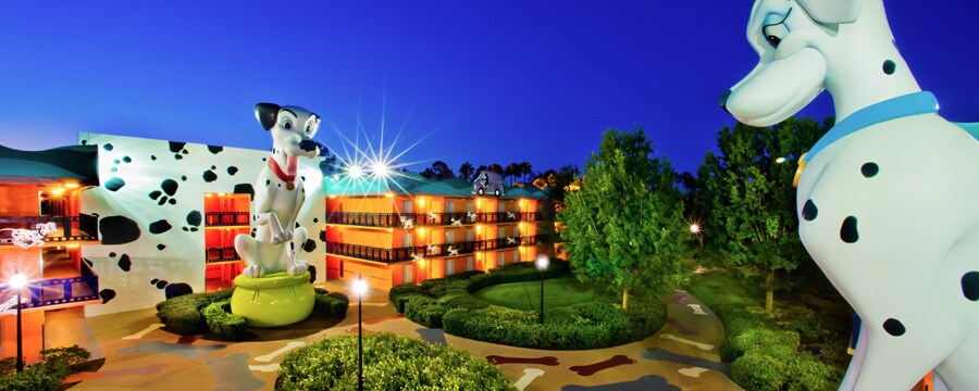 Las estatuas de Perdita y Pongo sobresalen en Disney's All-Star Movies Resort