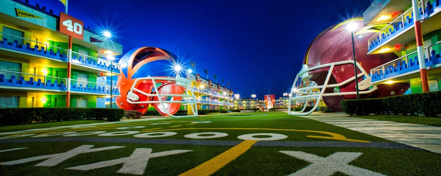 Capacetes gigantes na área com tema de futebol americano do Disney's All Star Sports Resort