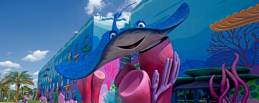 Una estatua de Mr. Ray en la puerta del ala de Finding Nemo en Disney's Art of Animation Resort