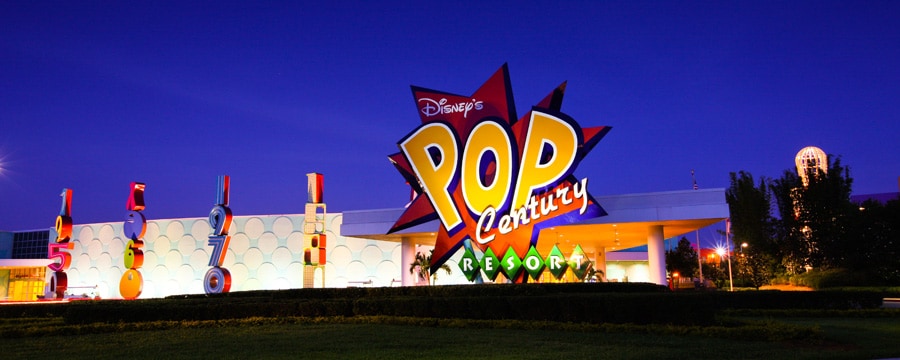 El colorido letrero y la entrada de Disney's Pop century Resort