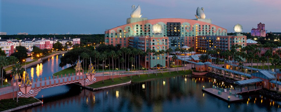 Walt Disney World Swan Hotel en la orilla de Crescent Lake al amanecer