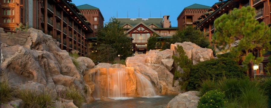 Um riacho cuja água forma uma cascata pelas pedras no pátio do Disney's Wilderness Lodge