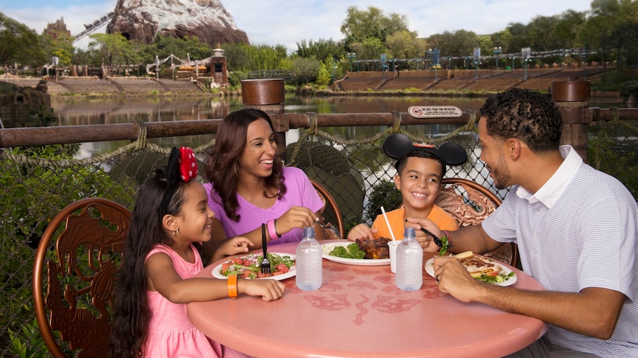 Familie im Restaurant im Animal Kingdom Themenpark